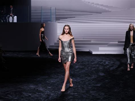 costo sfilata versace|Sfilata di Versace Milano Fashion Week: i due volti della .